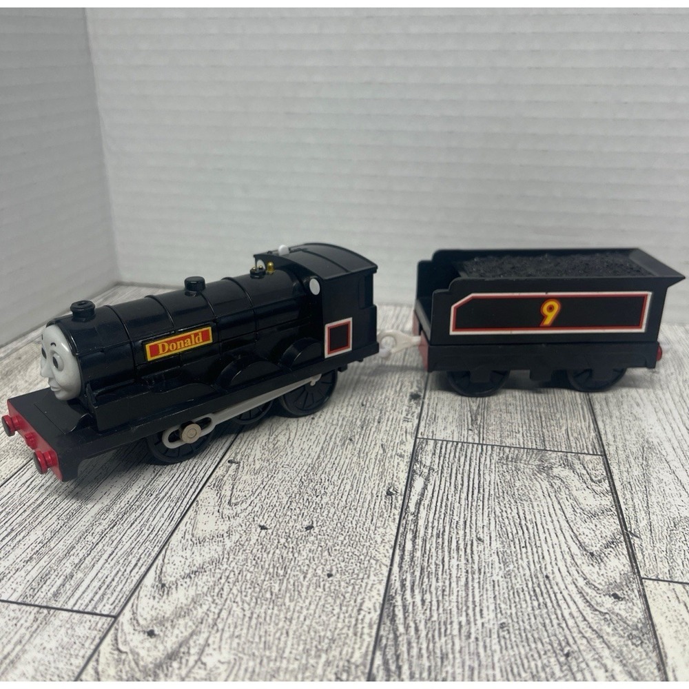 Thomas TrackMaster Motorized DONALD Train Engine w/ Matching #9 CoalTender WORKS